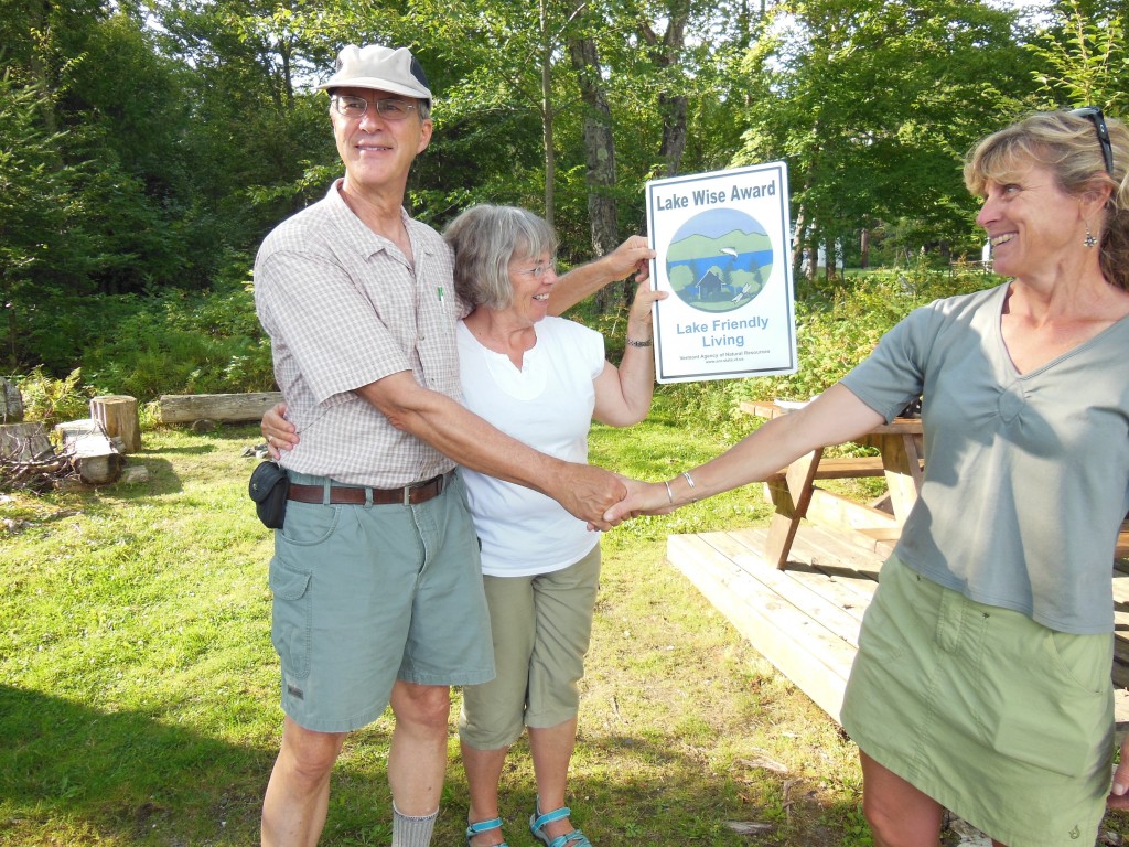 Photo Simsarians with a Lake Wise Award